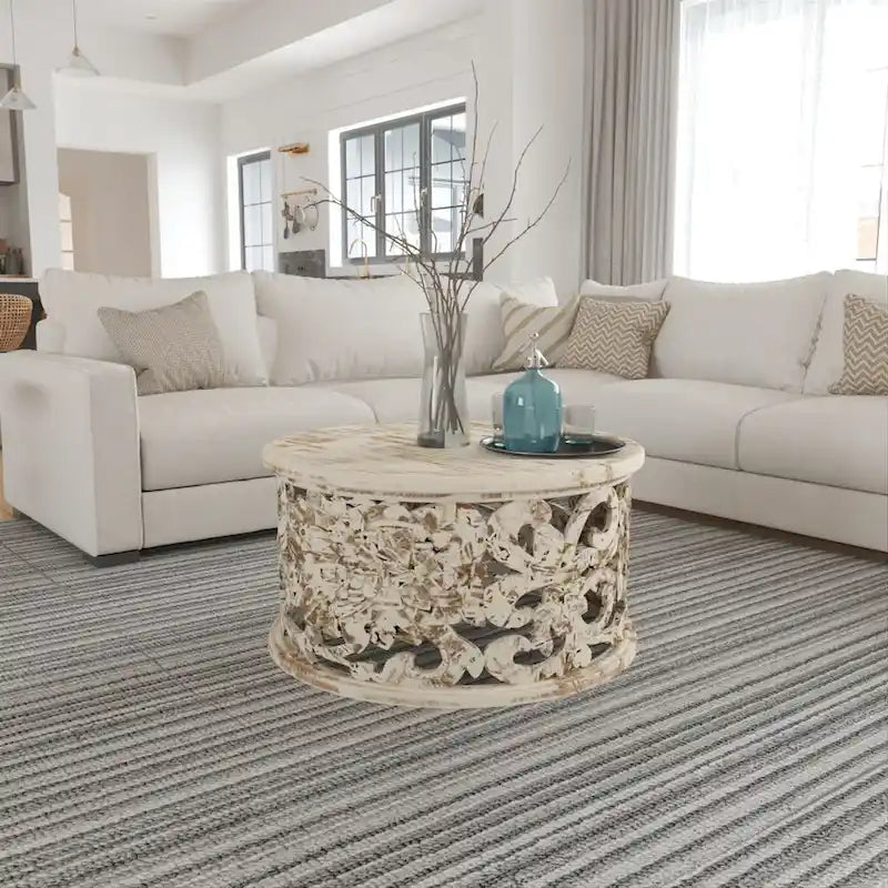 Table basse Alina en manguier sculpté à la main, motif floral ajouré, finition blanc vieilli, 33 po