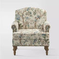 Fauteuil rembourré en bois avec motif floral, accoudoirs à panneaux et dossier en forme de bosse de chameau.